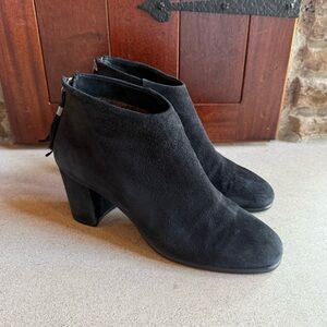 Size 8.5 Waterproof Aqua Diva booties.